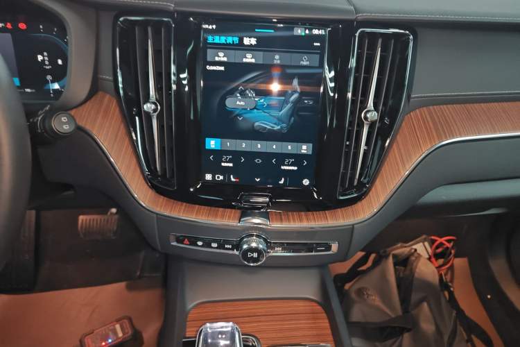 Used Volvo XC60 2025 B5 Four-Wheel Drive Smart & Advanced Luxury Edition Audio And AC Panel