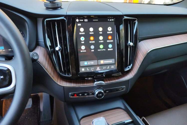 Used Volvo XC60 2025 B5 Four-Wheel Drive Smart & Advanced Luxury Edition Audio And AC Panel