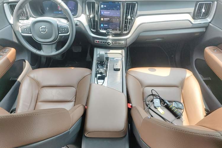 Used Volvo XC60 2025 B5 4x4 Smart Luxury Edition Center Console