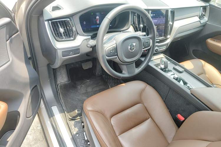 Used Volvo XC60 2025 B5 4x4 Smart Luxury Edition Driver Seat