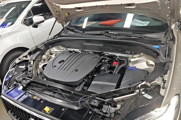 Used Volvo XC60 2025 B5 4x4 Smart Luxury Edition Engine Bay