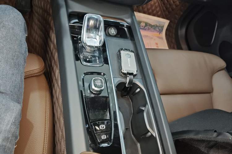 Used Volvo XC60 2025 B5 Four-Wheel Drive Smart & Advanced Luxury Edition Gear Lever
