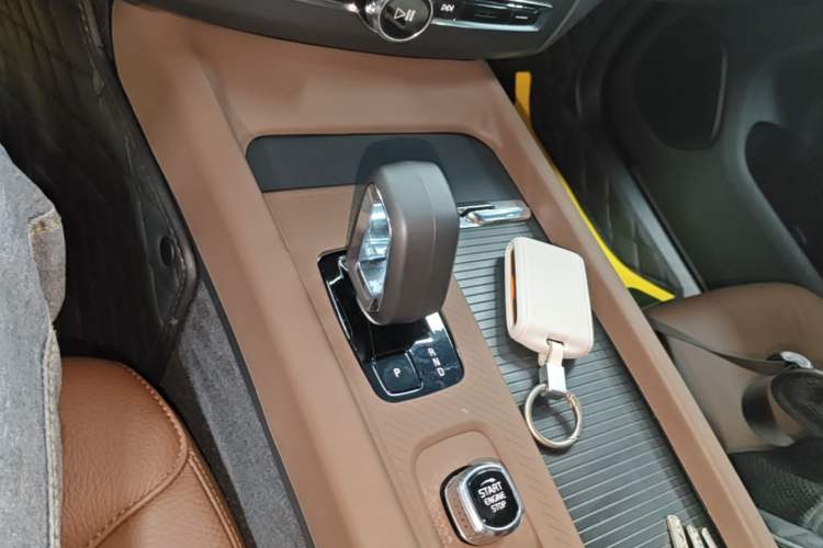 Used Volvo XC60 2025 B5 4x4 Smart Luxury Edition Gear Lever