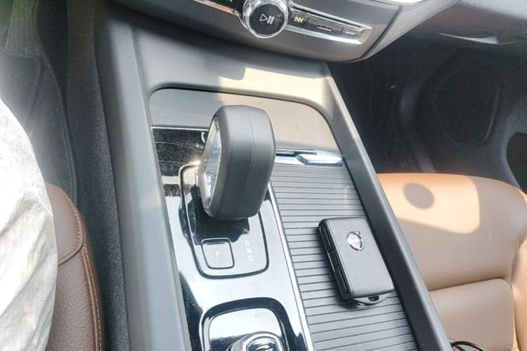 Used Volvo XC60 2025 B5 4x4 Smart Luxury Edition Gear Lever