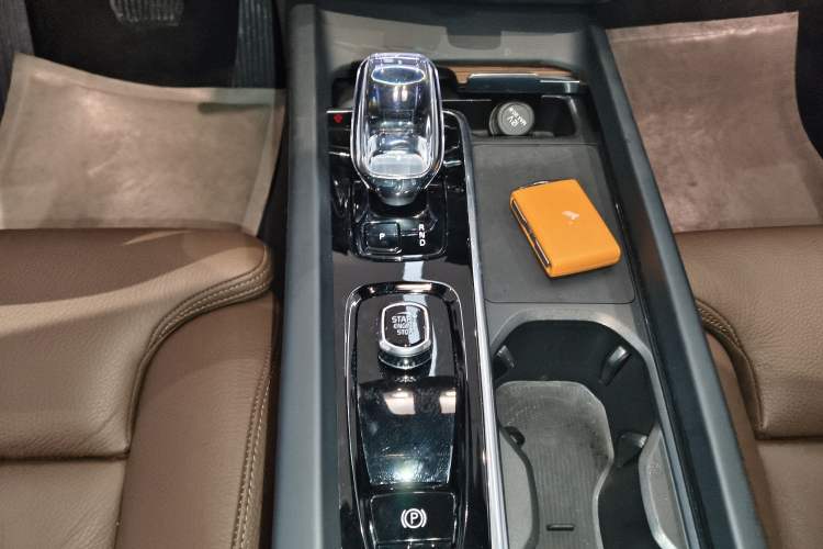 Used Volvo XC60 2025 B5 Four-Wheel Drive Smart & Advanced Luxury Edition Gear Lever