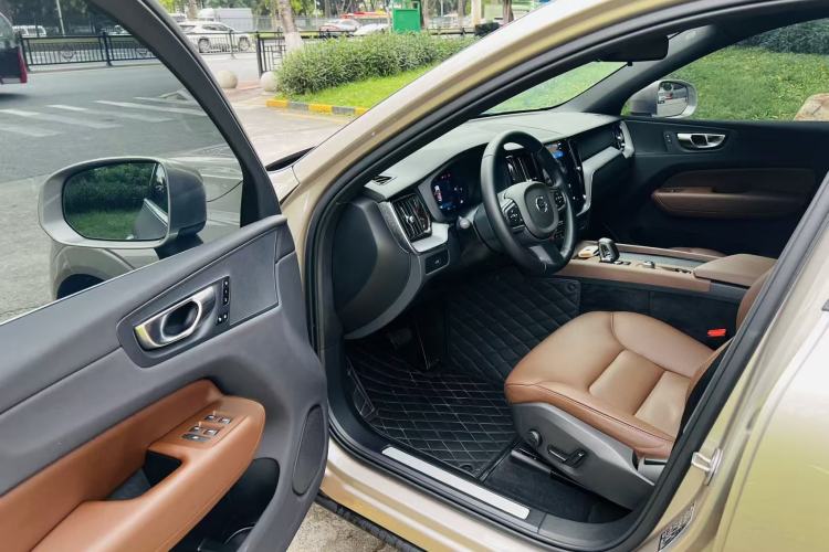 Used Volvo XC60 2025 B5 4x4 Smart Luxury Edition Interior 1