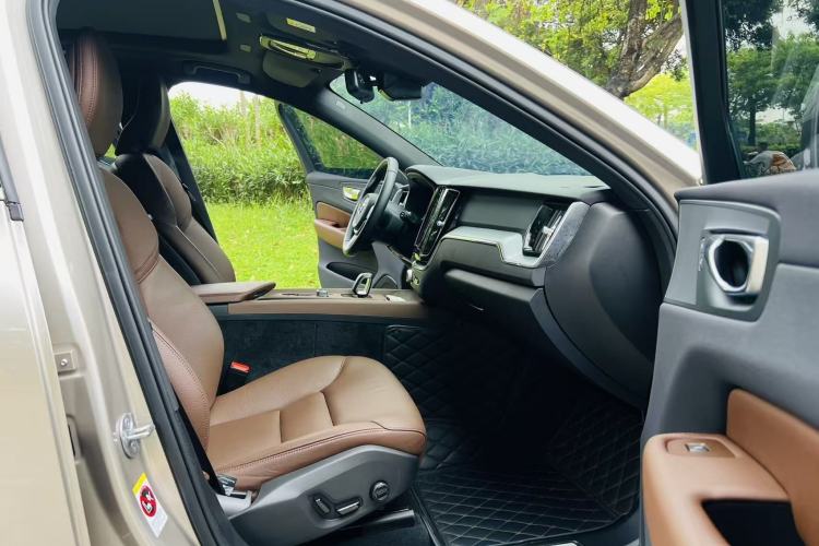 Used Volvo XC60 2025 B5 4x4 Smart Luxury Edition Interior 3