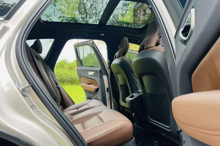 Used Volvo XC60 2025 B5 4x4 Smart Luxury Edition Interior 4