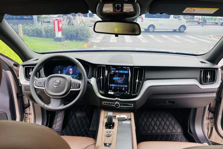 Used Volvo XC60 2025 B5 4x4 Smart Luxury Edition Interior 5