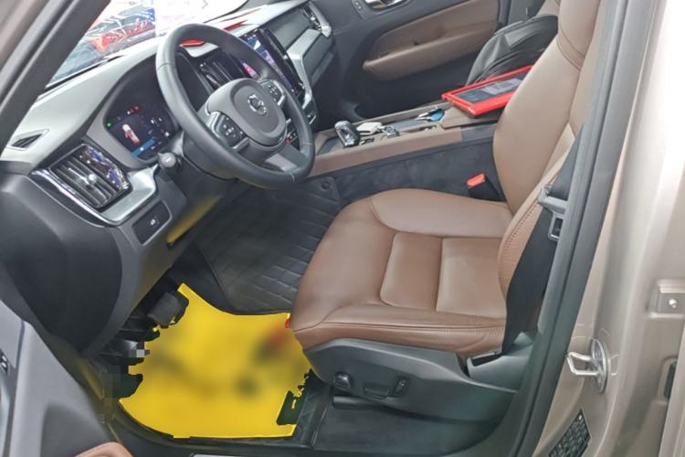Used Volvo XC60 2025 B5 4x4 Smart Luxury Edition Left Front Seat