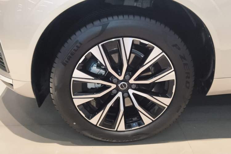 Used Volvo XC60 2025 B5 Four-Wheel Drive Smart & Advanced Luxury Edition Left Front Wheel Hub