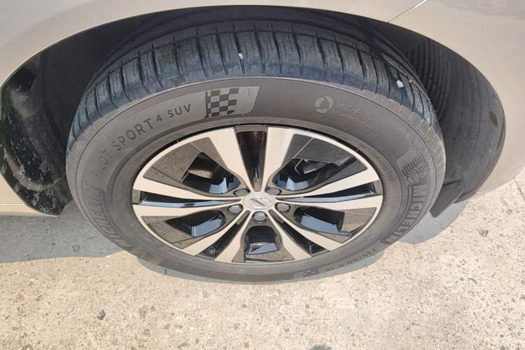 Used Volvo XC60 2025 B5 4x4 Smart Luxury Edition Right Front Wheel Hub