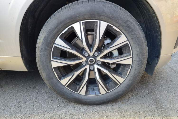 Used Volvo XC60 2025 B5 Four-Wheel Drive Smart & Advanced Luxury Edition Right Front Wheel Hub
