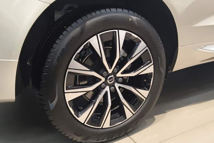 Used Volvo XC60 2025 B5 Four-Wheel Drive Smart & Advanced Luxury Edition Right Rear Wheel Hub