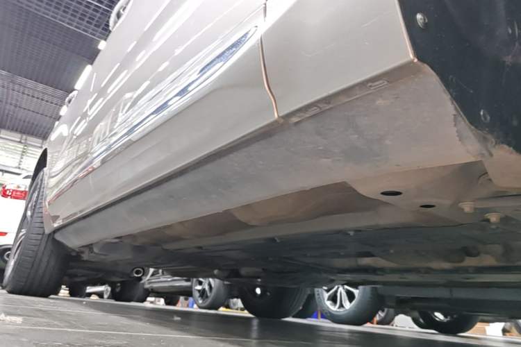 Used Volvo XC60 2025 B5 4x4 Smart Luxury Edition Right Side Sill