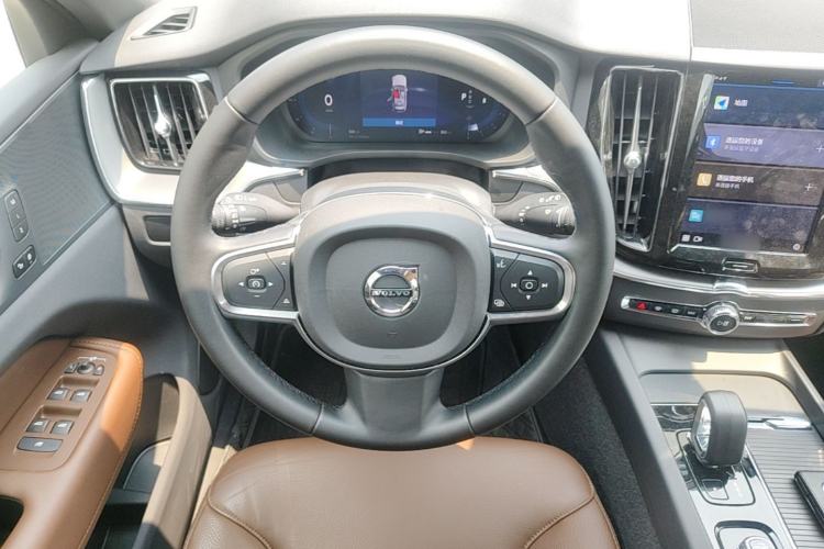 Used Volvo XC60 2025 B5 4x4 Smart Luxury Edition Steering Wheel