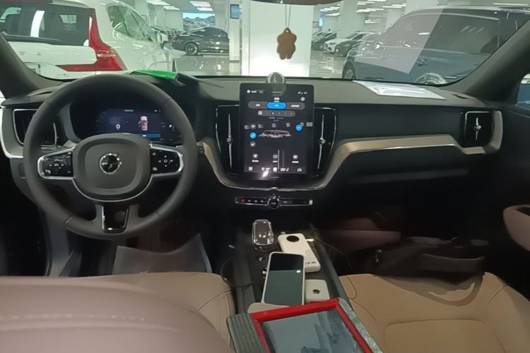 Used Volvo XC60 2026 B5 4x4 Smart Luxury Edition Center Console