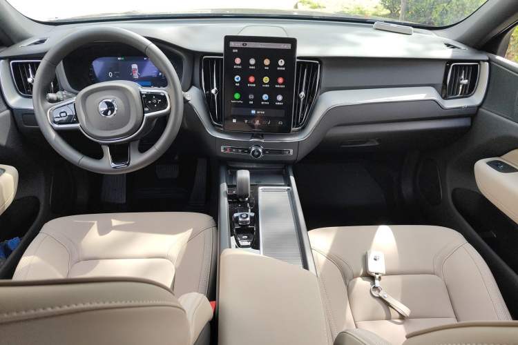 Used Volvo XC60 2026 B5 4x4 Smart Luxury Edition Center Console