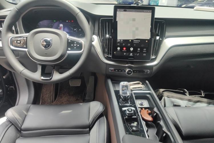 Used Volvo XC60 2026 B5 4x4 Smart Range Extreme Night Black Edition Center Console
