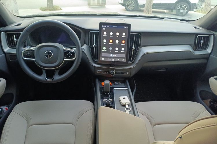 Used Volvo XC60 2026 B5 4x4 Smart Luxury Edition Center Console