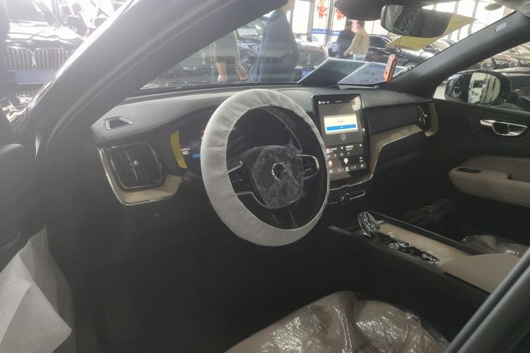 Used Volvo XC60 2026 B5 4x4 Smart Luxury Edition Center Console