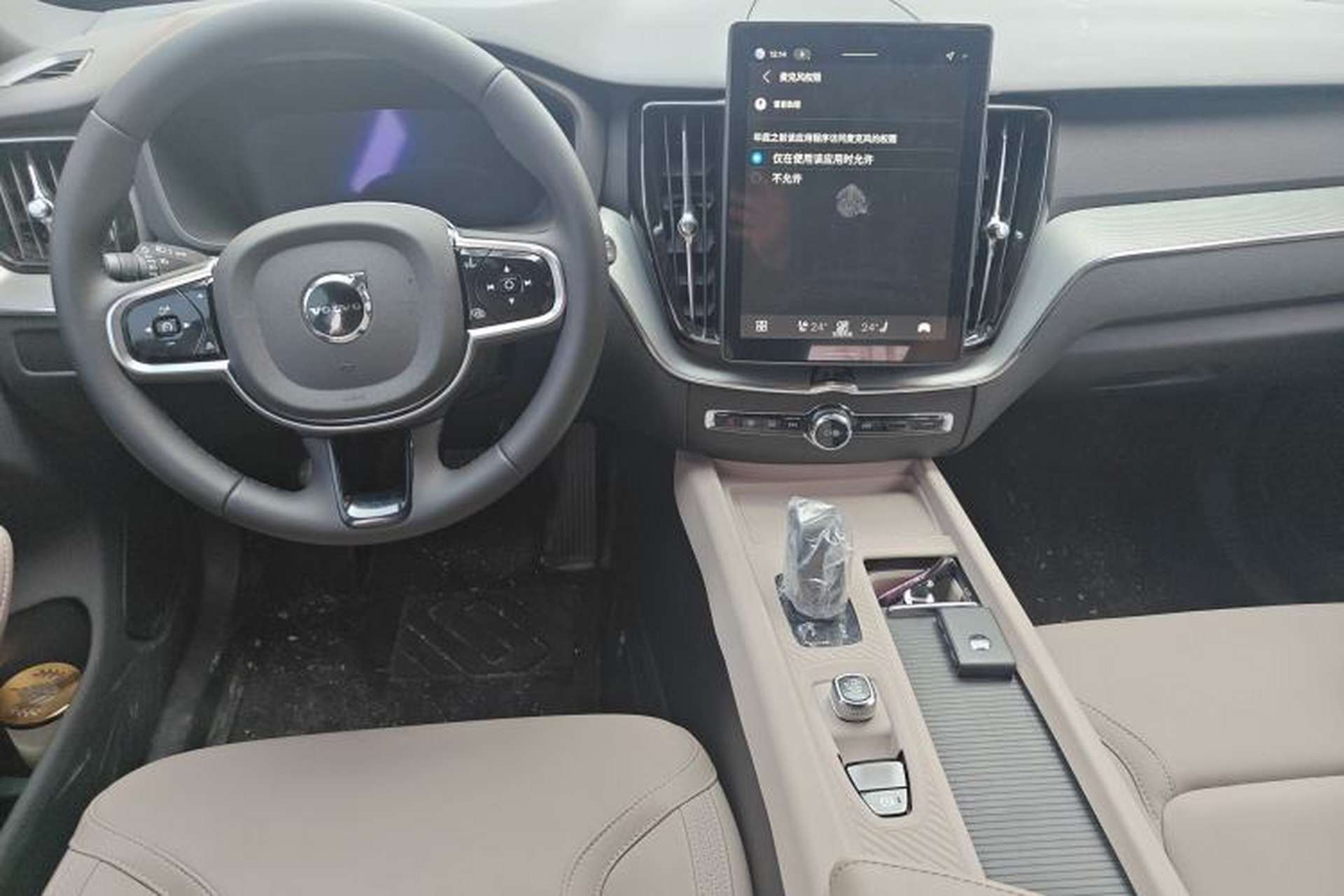 Used Volvo XC60 2026 B5 4x4 Smart Luxury Edition Center Console