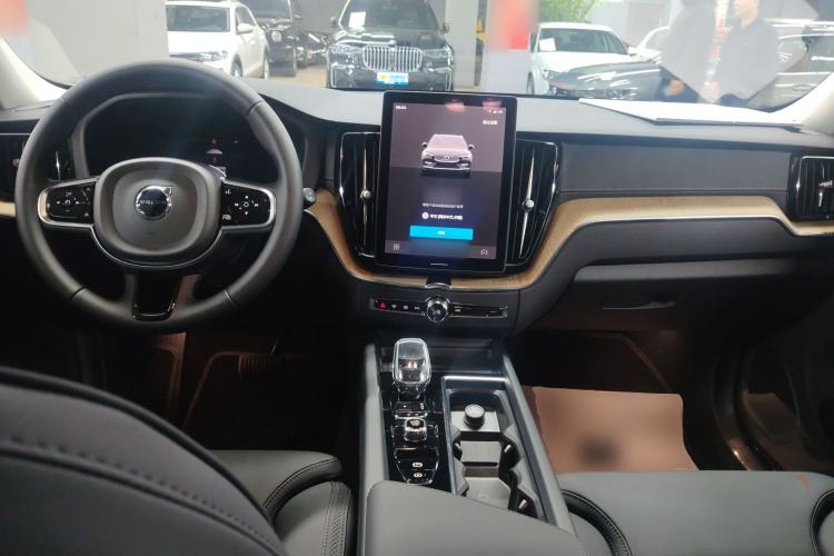 Used Volvo XC60 2026 B5 4x4 Smart Luxury Edition Center Console