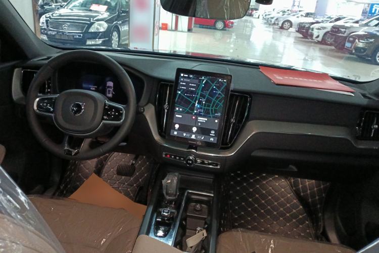 Used Volvo XC60 2026 B5 4x4 Smart Luxury Edition Center Console