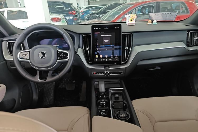Used Volvo XC60 2026 B5 4x4 Smart Luxury Edition Center Console