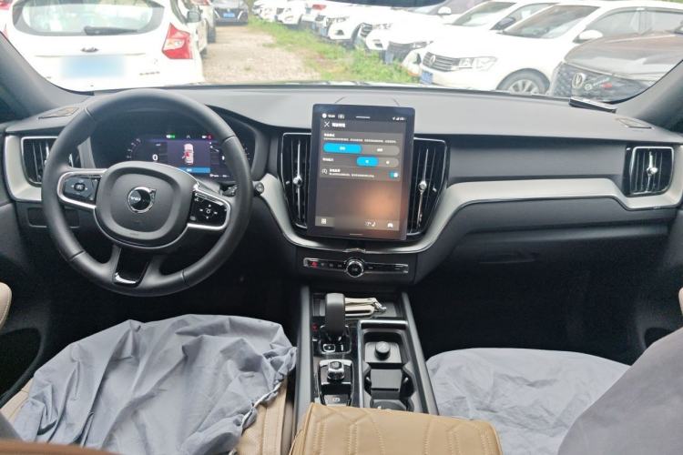 Used Volvo XC60 2026 B5 4x4 Smart Luxury Edition Center Console