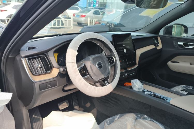 Used Volvo XC60 2026 B5 4x4 Smart Luxury Edition Center Console
