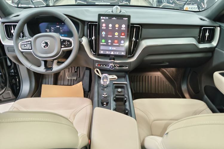 Used Volvo XC60 2026 B5 4x4 Smart Luxury Edition Center Console