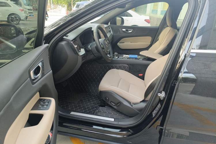 Used Volvo XC60 2026 B5 4x4 Smart Luxury Edition Driver Seat