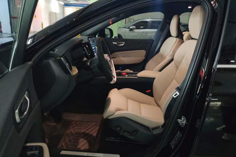 Used Volvo XC60 2026 B5 4x4 Smart Luxury Edition Driver Seat