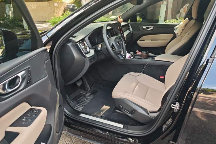 Used Volvo XC60 2026 B5 4x4 Smart Luxury Edition Driver Seat