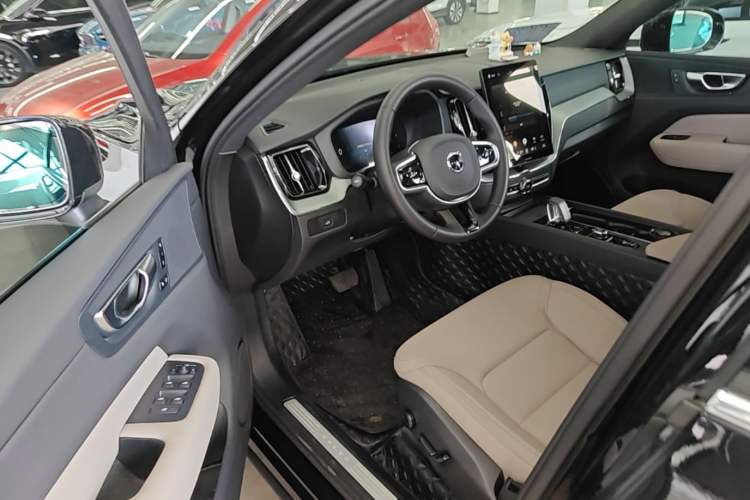 Used Volvo XC60 2026 B5 4x4 Smart Luxury Edition Driver Seat
