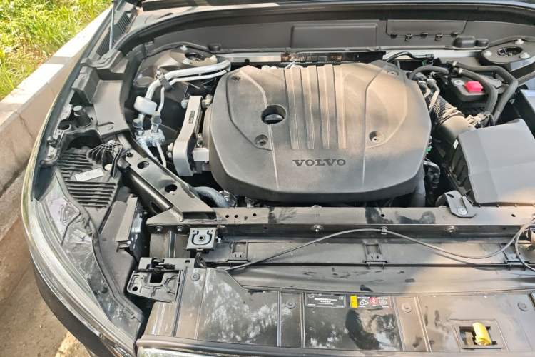 Used Volvo XC60 2026 B5 4x4 Smart Luxury Edition Engine Bay Right
