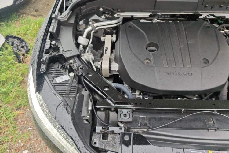 Used Volvo XC60 2026 B5 4x4 Smart Luxury Edition Engine Bay Right