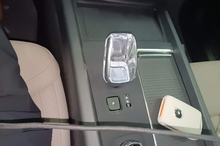 Used Volvo XC60 2026 B5 4x4 Smart Luxury Edition Gear Lever