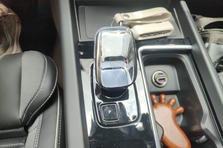 Used Volvo XC60 2026 B5 4x4 Smart Range Extreme Night Black Edition Gear Lever