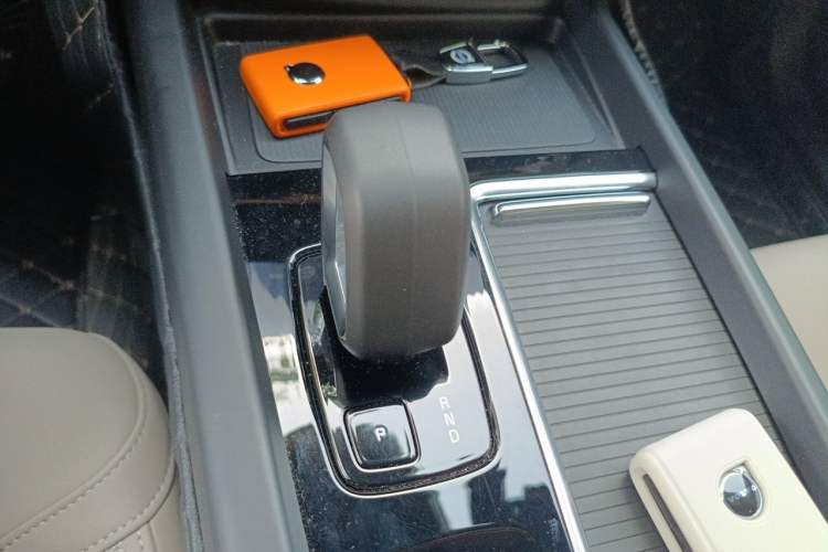 Used Volvo XC60 2026 B5 4x4 Smart Luxury Edition Gear Lever