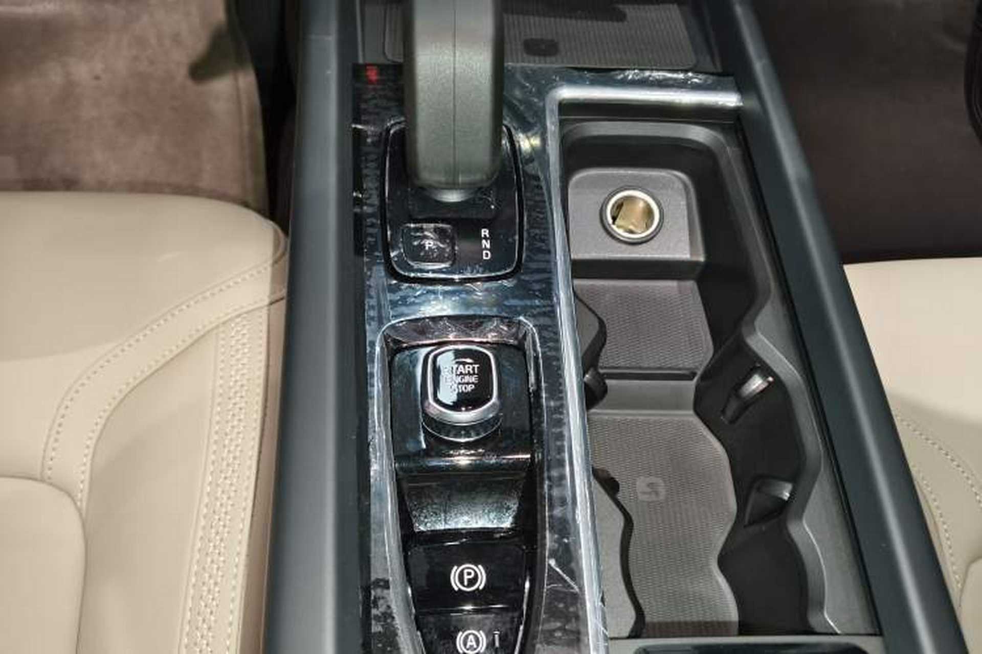 Used Volvo XC60 2026 B5 4x4 Smart Luxury Edition Gear Lever