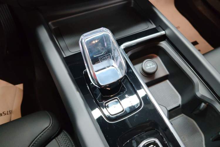 Used Volvo XC60 2026 B5 4x4 Smart Luxury Edition Gear Lever