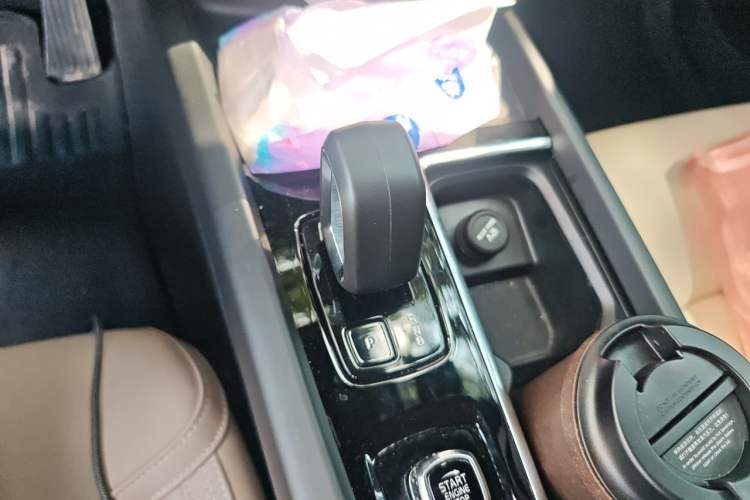 Used Volvo XC60 2026 B5 4x4 Smart Luxury Edition Gear Lever