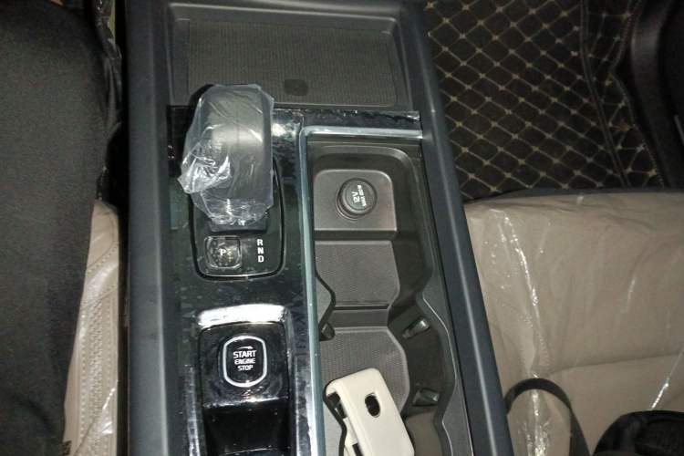 Used Volvo XC60 2026 B5 4x4 Smart Luxury Edition Gear Lever