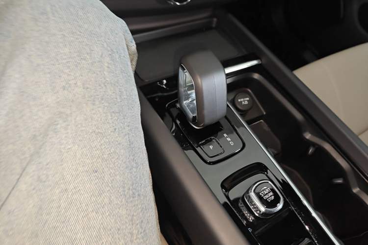 Used Volvo XC60 2026 B5 4x4 Smart Luxury Edition Gear Lever