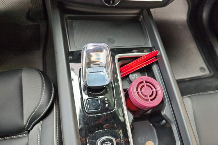 Used Volvo XC60 2026 B5 4x4 Smart Range Extreme Night Black Edition Gear Lever