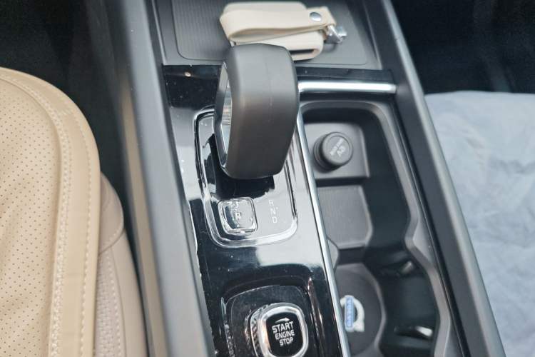 Used Volvo XC60 2026 B5 4x4 Smart Luxury Edition Gear Lever
