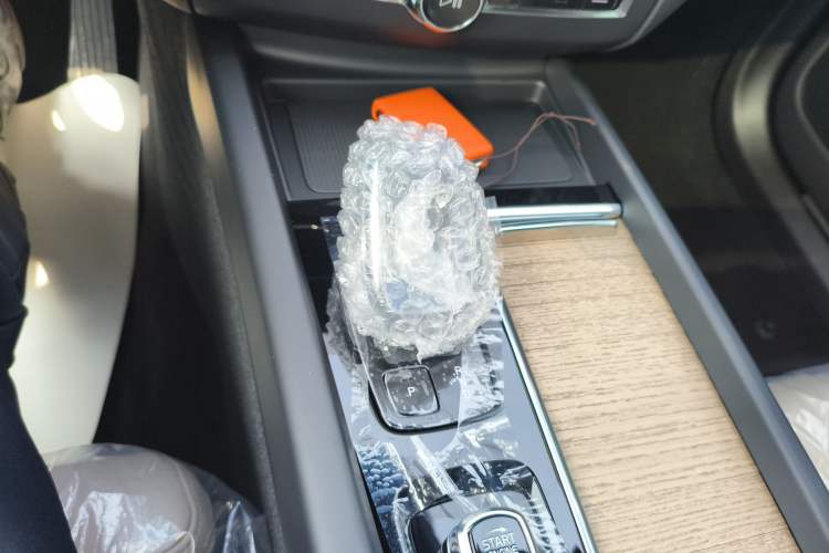 Used Volvo XC60 2026 B5 4x4 Smart Luxury Edition Gear Lever
