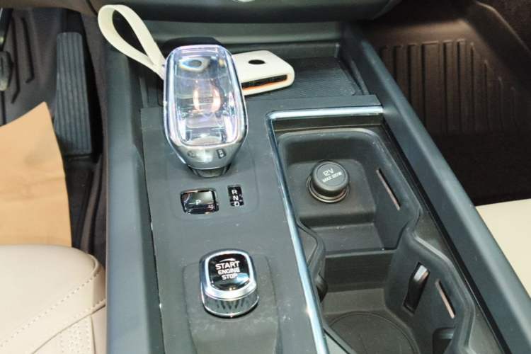Used Volvo XC60 2026 B5 4x4 Smart Luxury Edition Gear Lever